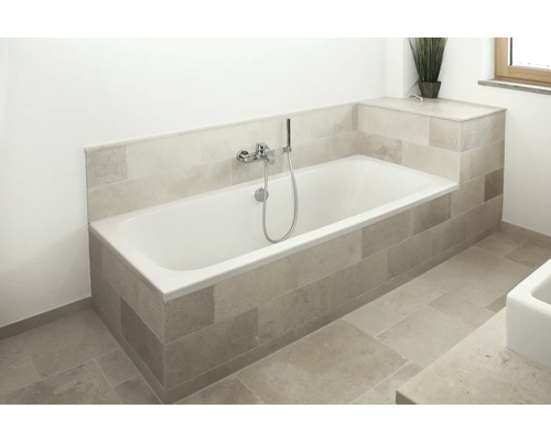 Helles Badezimmer mit Badewanne, Armatur und Fliesen