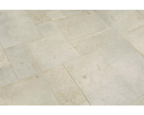 Verlegung von Bodenfliesen im Innenbereich.