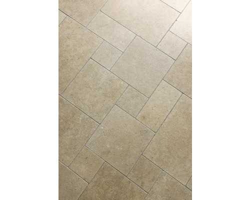 Bodenbelag aus rechteckigen Fliesen