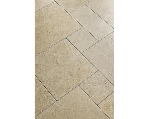 Bodenbelag aus rechteckigen Fliesen