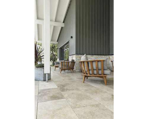 Aussenbereich mit Bodenfliesen, Sitzmöbeln und Fassadenverkleidung