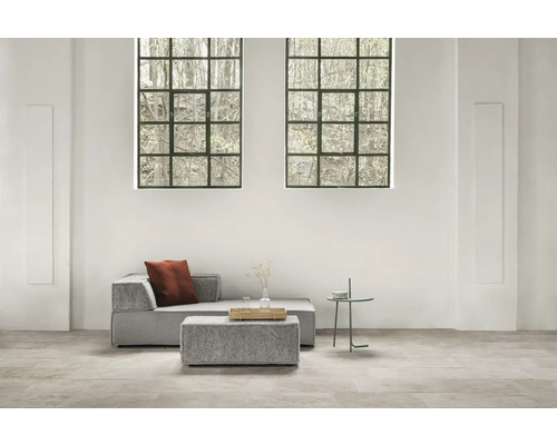 Helles Wohnzimmer mit modularem Sofa, Beistelltisch und grossen Fenstern
