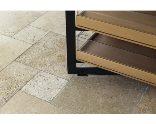 Detailaufnahme eines Regals mit Holzablagen auf einem beigen Travertinboden.