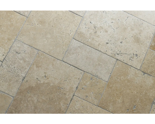 Verlegung mit Bodenfliesen aus Naturstein