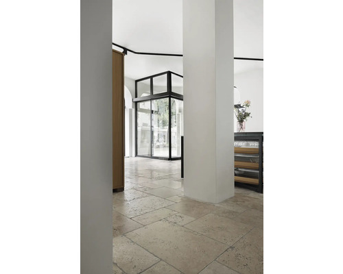 Innenraum mit Natursteinboden und Glastüren