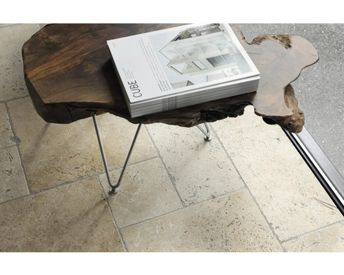 Bodenfliesen verlegt im römischen Verband mit Beistelltisch