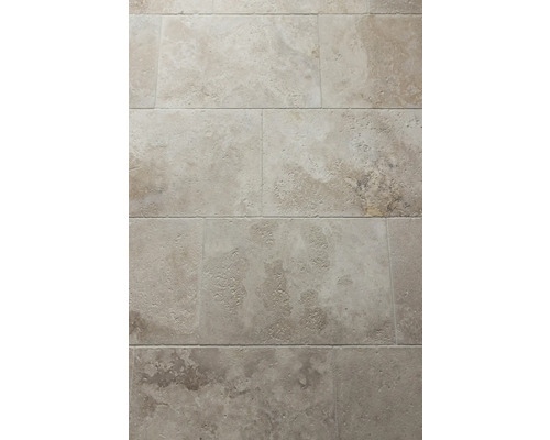 Nahaufnahme von Travertinfliesen