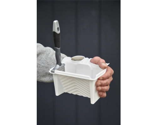 Personne tenant un pot de peinture avec un pinceau