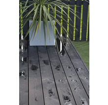 Terrasse mit Holzdielen, Pflanzkübel und Zaun