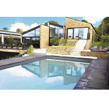 Modernes Haus mit Swimmingpool, Holzterrasse und grossen Fenstern.