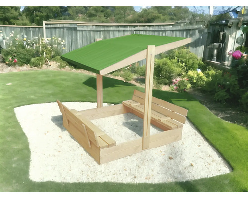 Bac à sable avec toit et bancs dans le jardin