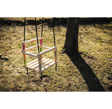 Balançoire en bois avec cordes dans le jardin