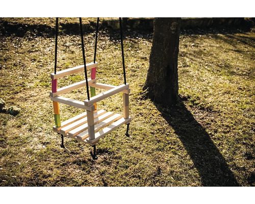 Holzschaukel mit Seilen im Garten