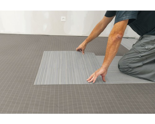 Pose de dalles vinyles autocollantes sur un sol