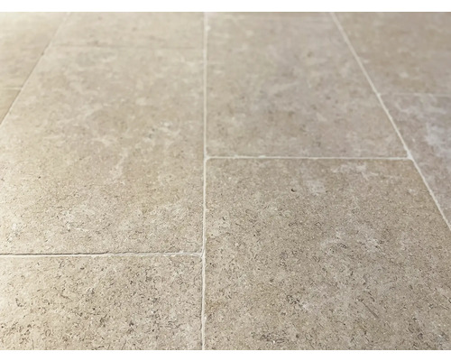 Nahaufnahme von rechteckigen Travertinfliesen