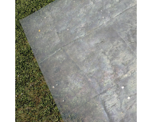 Transparente Gewächshausfolie auf Rasen