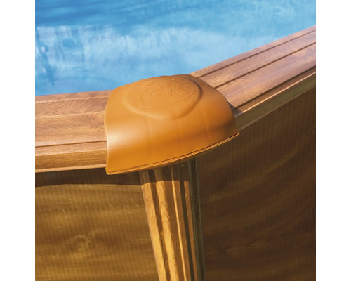 Detailansicht eines Pools mit brauner Poolumrandung und Eckabdeckung