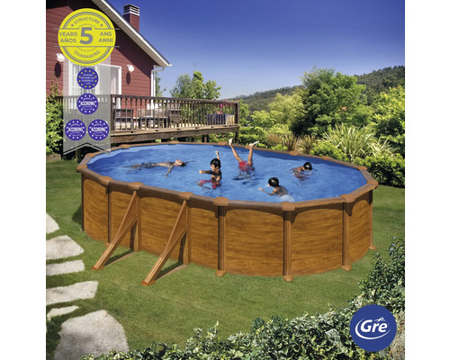 Ovaler Pool mit Holzverkleidung und spielenden Kindern im Garten
