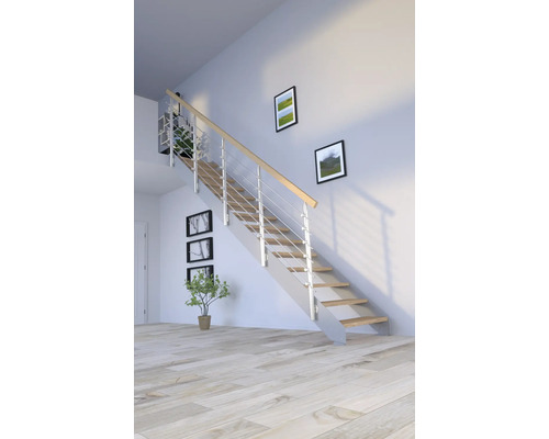 Escalier avec marches en bois et rambarde en acier inoxydable dans une pièce lumineuse.