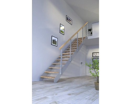 Escalier à limons Pertura Libra chêne rustique sans contremarches peint par poudrage droit 16 Pièce(s) marches/17 pas de marche garde-corps à barres verticales Escalier avec marches en bois et rampe en métal dans une pièce lumineuse.