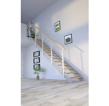 Escalier avec marches en bois et garde-corps en acier inoxydable dans une pièce lumineuse