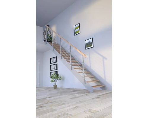 Escalier avec marches en bois et rampes en acier inoxydable dans une pièce lumineuse.