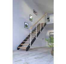 Escalier avec marches en bois et rampe en acier inoxydable dans une pièce lumineuse