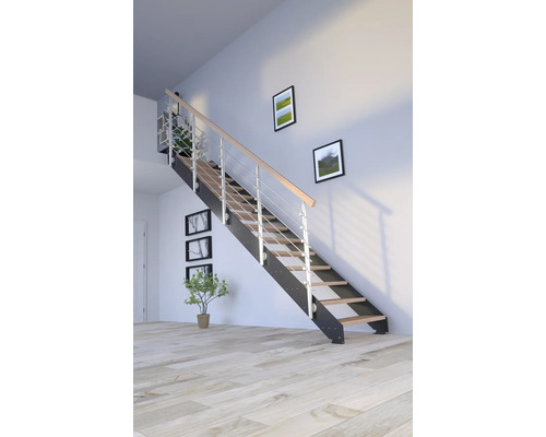 Escalier avec cadre en métal et marches en bois dans une pièce lumineuse avec des tableaux au mur.