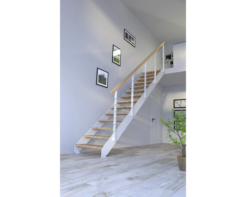 Escalier avec marches en bois et rampe blanche dans un intérieur