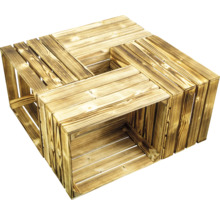 Dekorative Anordnung aus vier Holzkisten