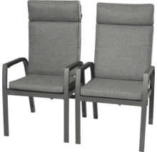 Zwei graue Gartenstühle mit hoher Rückenlehne und Armlehnen
