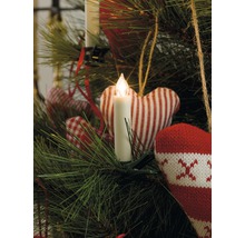 Sapin de Noël décoré avec bougie LED et suspensions en forme de cœur