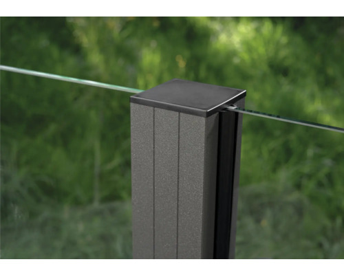 Detailansicht eines Glaszaunpfostens mit Glaselement