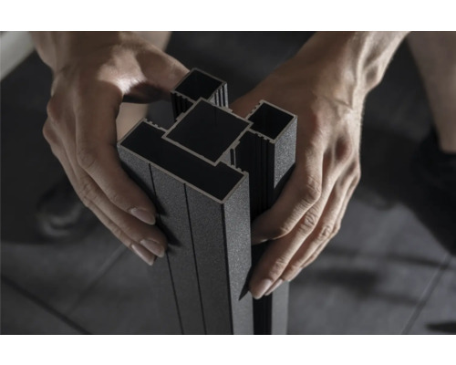 Hände halten Aluminiumprofile