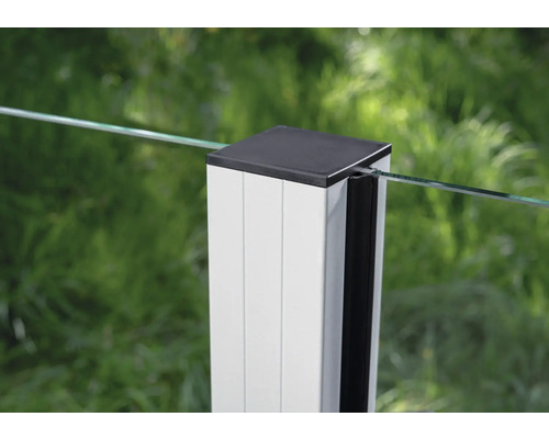 Detailaufnahme eines Geländerpfostens mit Glaseinsatz für den Aussenbereich