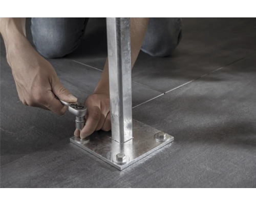 Fixation d''un poteau métallique à l''aide d''une clé à cliquet