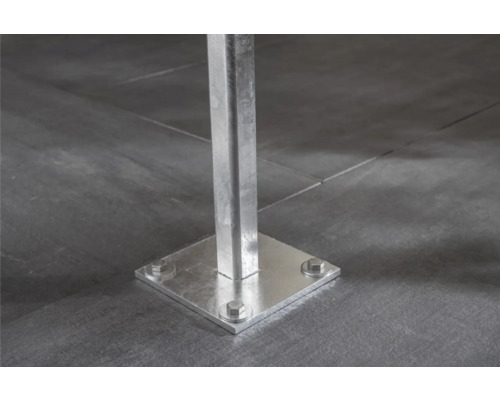 Poteau métallique avec base carrée et vis de fixation