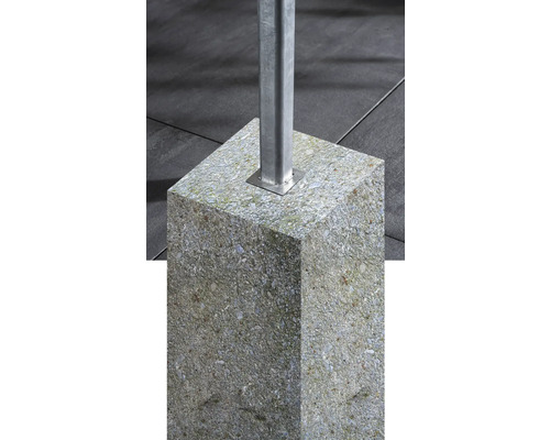 Pfostenfuss aus Beton mit Metallsockel für Zaunpfosten