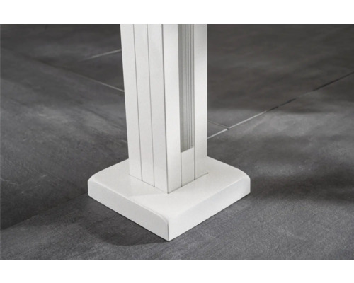 Vue détaillée du pied d''une table blanche