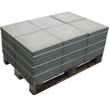 Stapel grauer Gehwegplatten auf Holzpalette