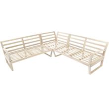 Helle Holzgartenloungeecke mit Lattenstruktur.