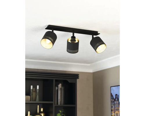 Deckenleuchte mit drei Strahlern im Wohnraum