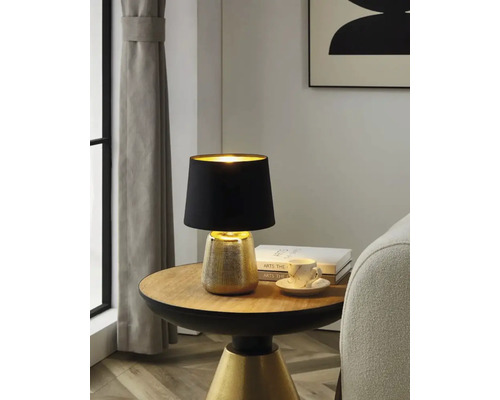 Lampe de table avec abat-jour noir sur une table ronde