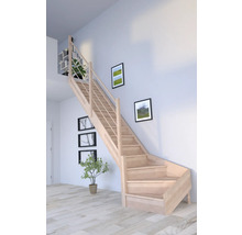 Escalier en bois dans un intérieur avec des tableaux au mur