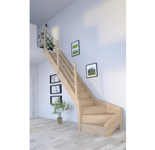Escalier en bois dans un salon lumineux avec décorations murales
