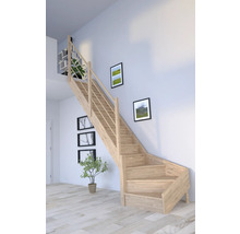 Escalier en bois avec rampe dans une pièce lumineuse