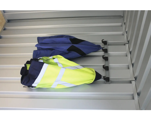 Zwei Arbeitsjacken hängen an einer Garderobe an der Wand.