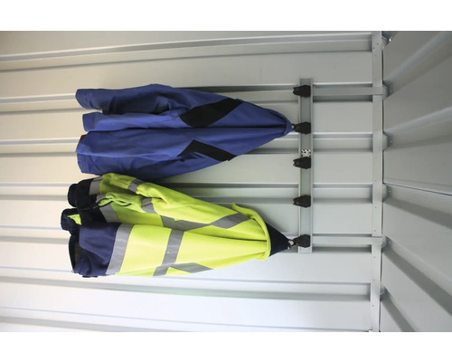 Zwei Arbeitsjacken hängen an einem Wandschienensystem.