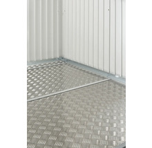 Innenansicht eines Gerätehauses mit Bodenplatten und Profilwänden