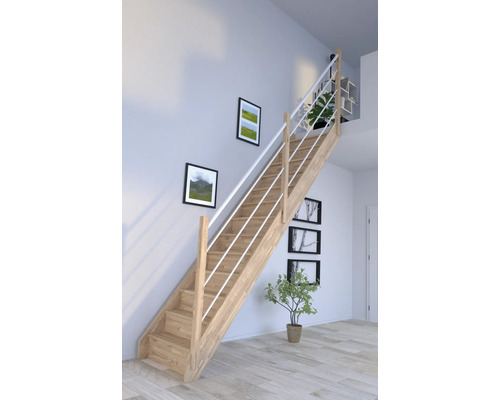 Escalier à limons Pertura Notos chêne avec des contremarches non traité droit 13 Pièce(s) marches/14 pas de marche garde-corps à barres verticales Escalier en bois avec rampe blanche dans une pièce lumineuse